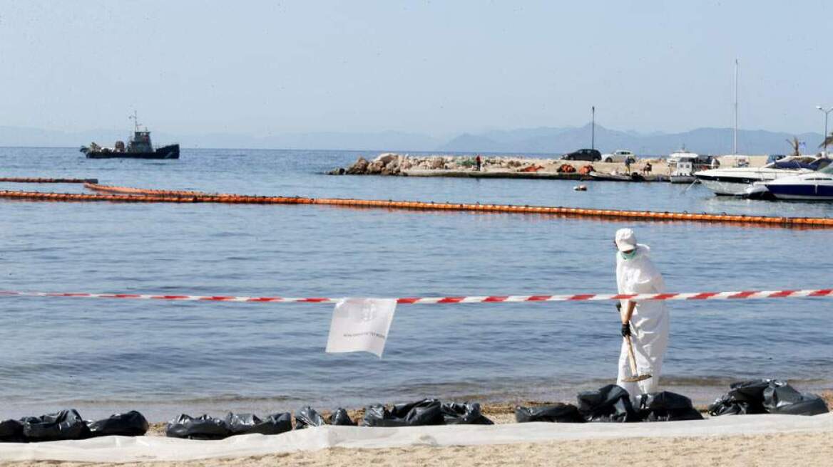 Πετρελαιοκηλίδα: Σε ποιες παραλίες της Αττικής απαγορεύεται η κολύμβηση