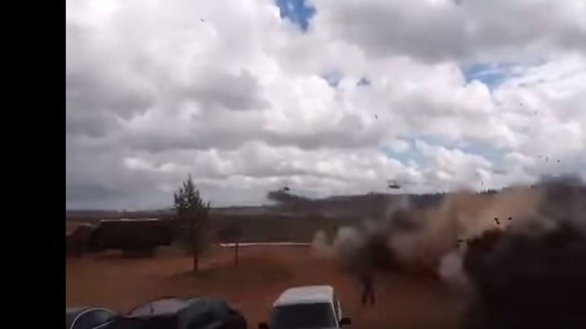 Τρόμος στη Ρωσία: Ελικόπτερο εκτοξεύει πύραυλο κατά θεατών στρατιωτικής άσκησης