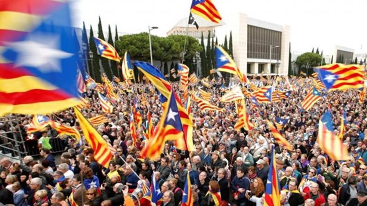 Καζάνι που βράζει η Ισπανία: Έφοδοι και συλλήψεις πριν το δημοψήφισμα στην Καταλονία