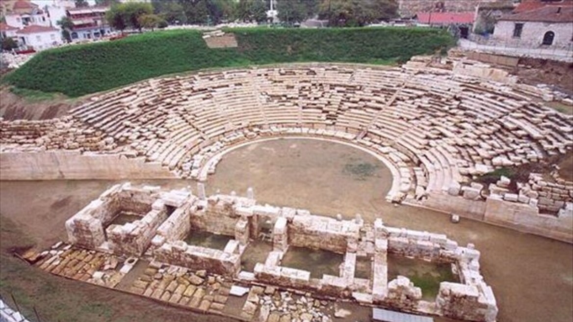 Τουρίστρια «βούτηξε» αρχαία πέτρα από το θέατρο Λάρισας!