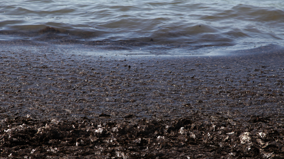 Σαρωνικός: Καθαρίζουν την επιφάνεια της θάλασσας και το πετρέλαιο «κολλάει» στο βυθό!