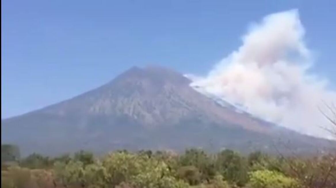 Κόλαση στον παράδεισο του Μπαλί: Εκκενώνονται περιοχές λόγω ηφαιστείου