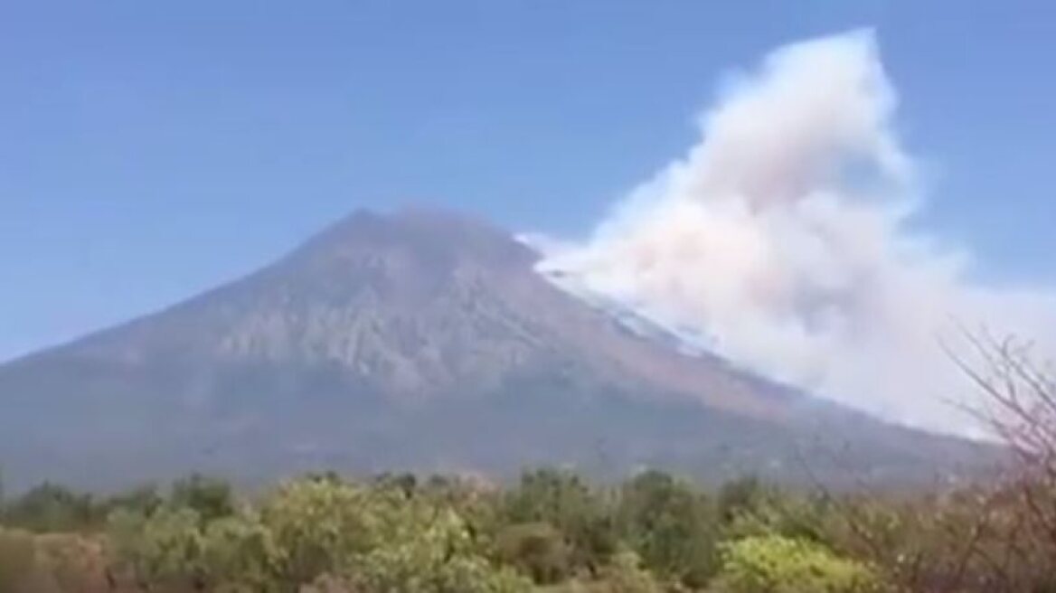 Fears volcano in Bali could erupt after strong earthquake hits Indonesia (video)