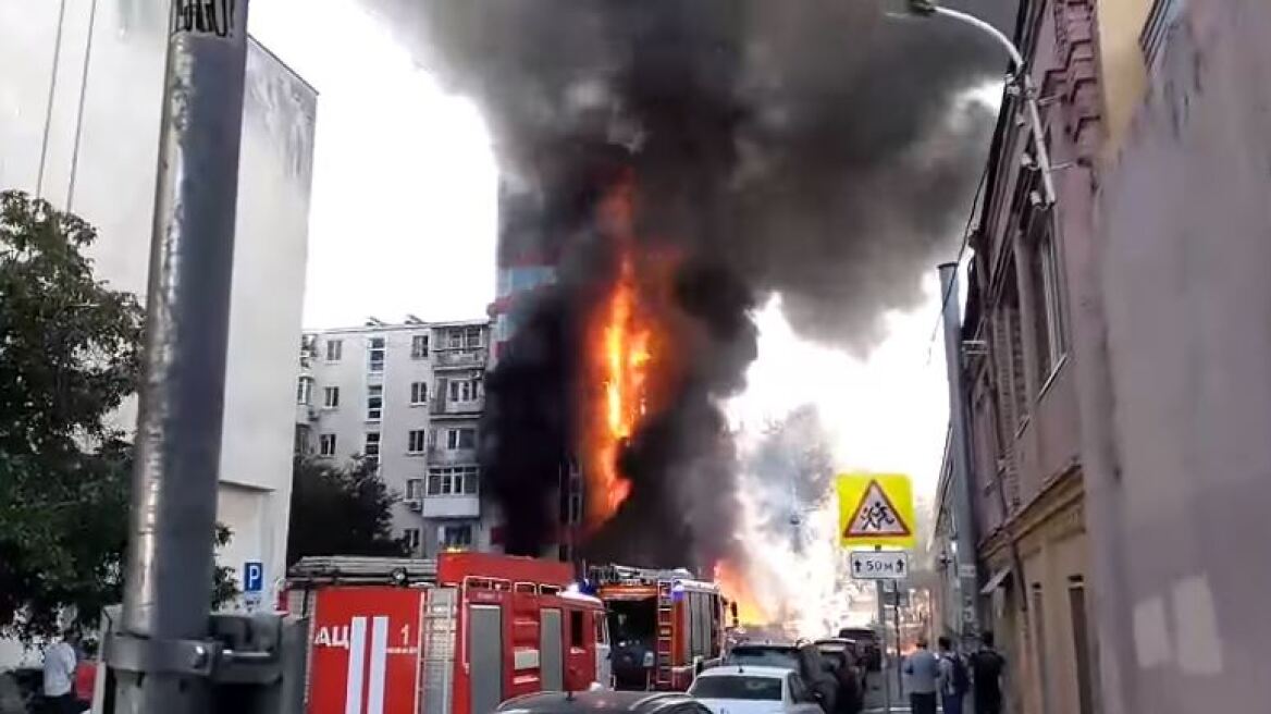 Βίντεο: Φωτιά σε ξενοδοχείο - Παιδιά πήδηξαν από τον 2ο όροφο και τα έπιασαν στον αέρα