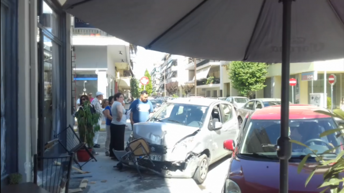 Τρίκαλα: Αυτοκίνητο καρφώθηκε σε καφενείο μετά από σύγκρουση - Ένας τραυματίας