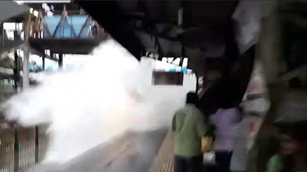 Βίντεο: Τρένο «έπνιξε» επιβάτες σε πλημμυρισμένο σταθμό στην Ινδία