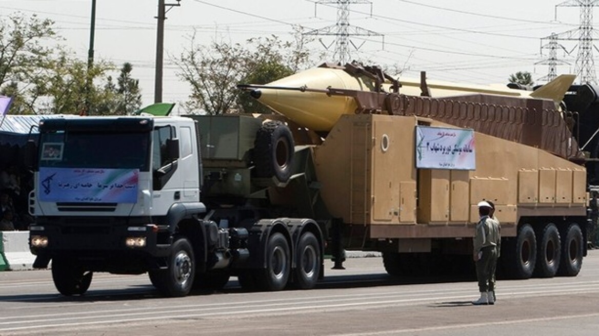 Νέα απειλή: Το Ιράν παρουσίασε βαλλιστικό πύραυλο βεληνεκούς 2.000 χλμ.