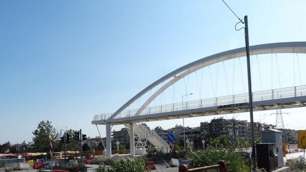 Θεσσαλονίκη: Λόγω έρωτα κρεμάστηκε ο 22χρονος στη πεζογέφυρα;