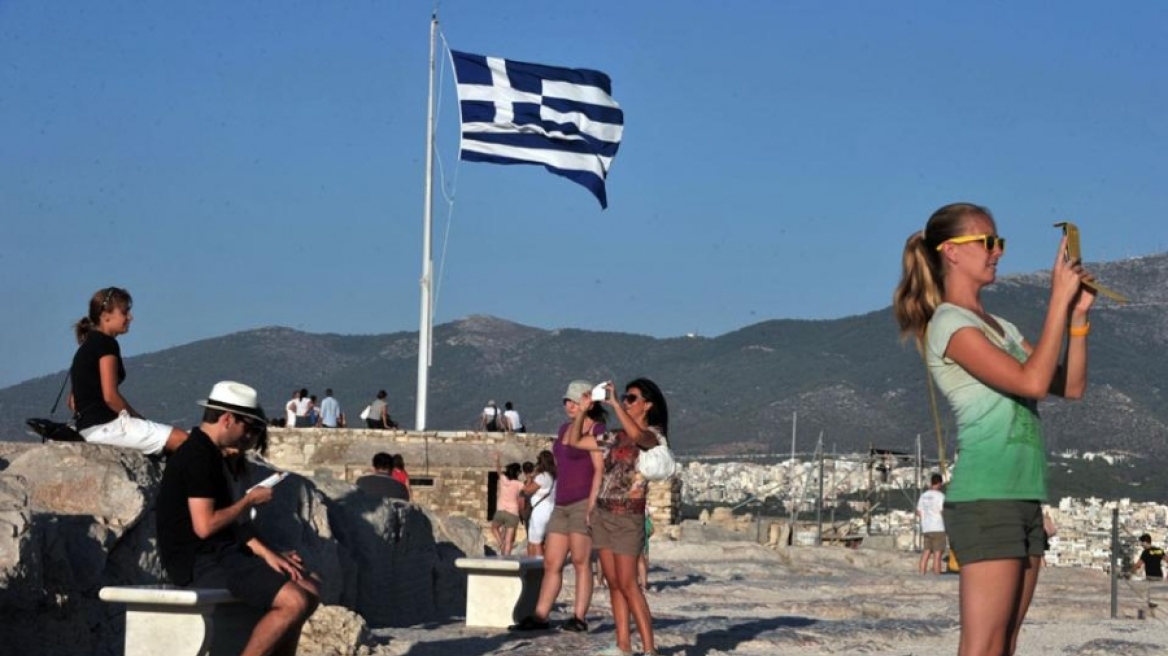 Όλο και λιγότερα ξοδεύουν οι τουρίστες στην Ελλάδα