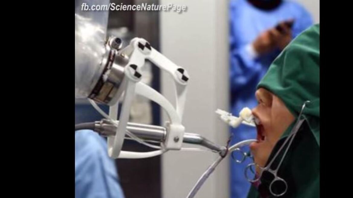 Έγινε και αυτό στην Κίνα: Ρομπότ έκανε μόνο του εμφύτευση δοντιών σε ασθενή