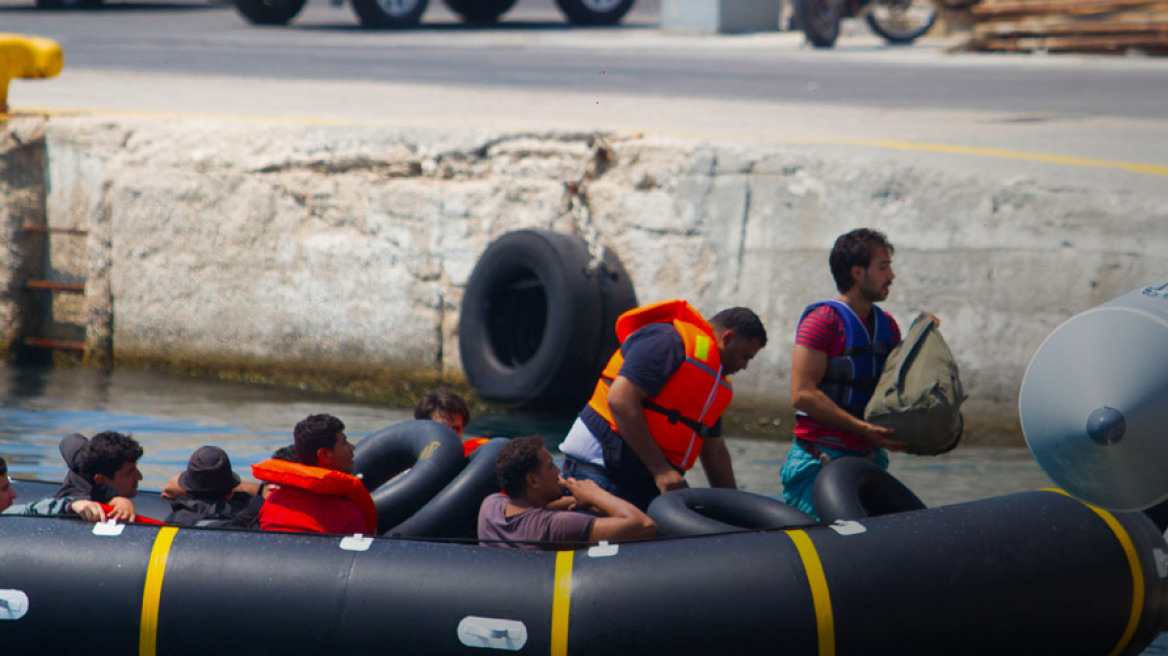 Πάνω από 800 πρόσφυγες και μετανάστες έφτασαν στα νησιά από τη Δευτέρα