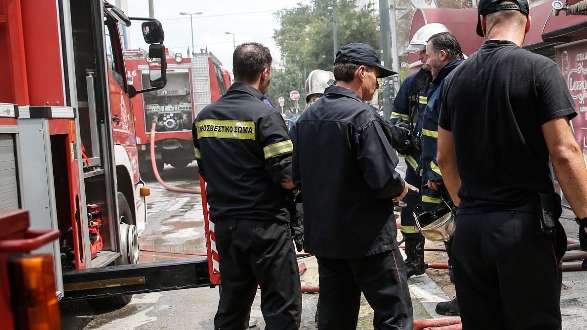 Στις φλόγες φανοποιείο στη Νίκαια - Προκλήθηκαν ζημιές