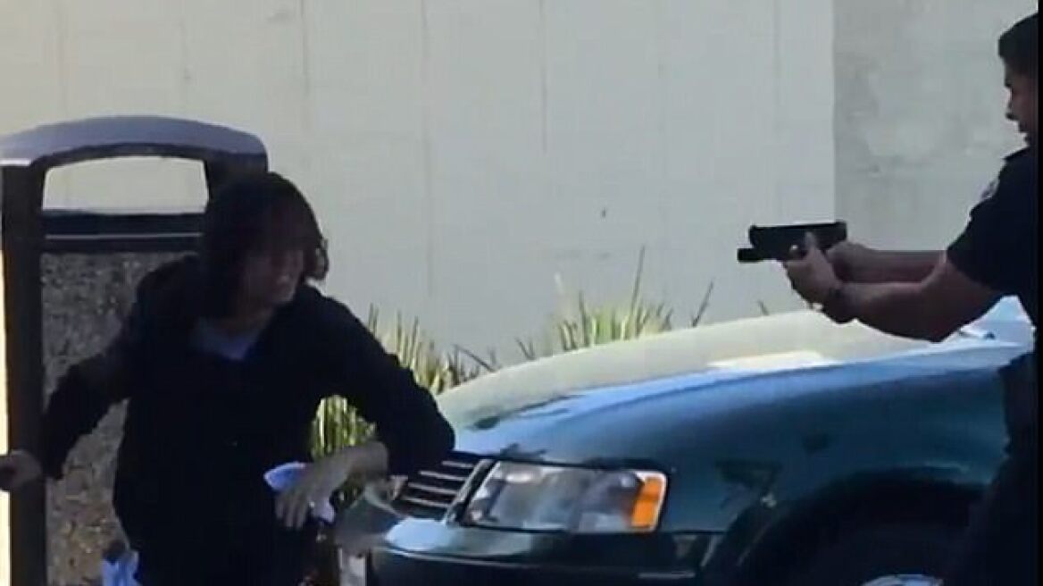 Βίντεο – σοκ: Αστυνομικός στην Καλιφόρνια πυροβολεί επτά φορές νεαρό