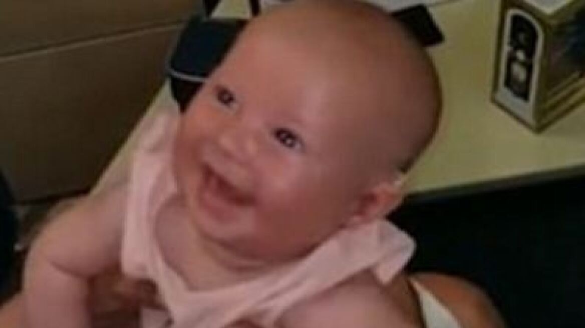 Βίντεο: Μωρό με πρόβλημα ακοής χαμογελά ακούγοντας για πρώτη φορά τη μητέρα του