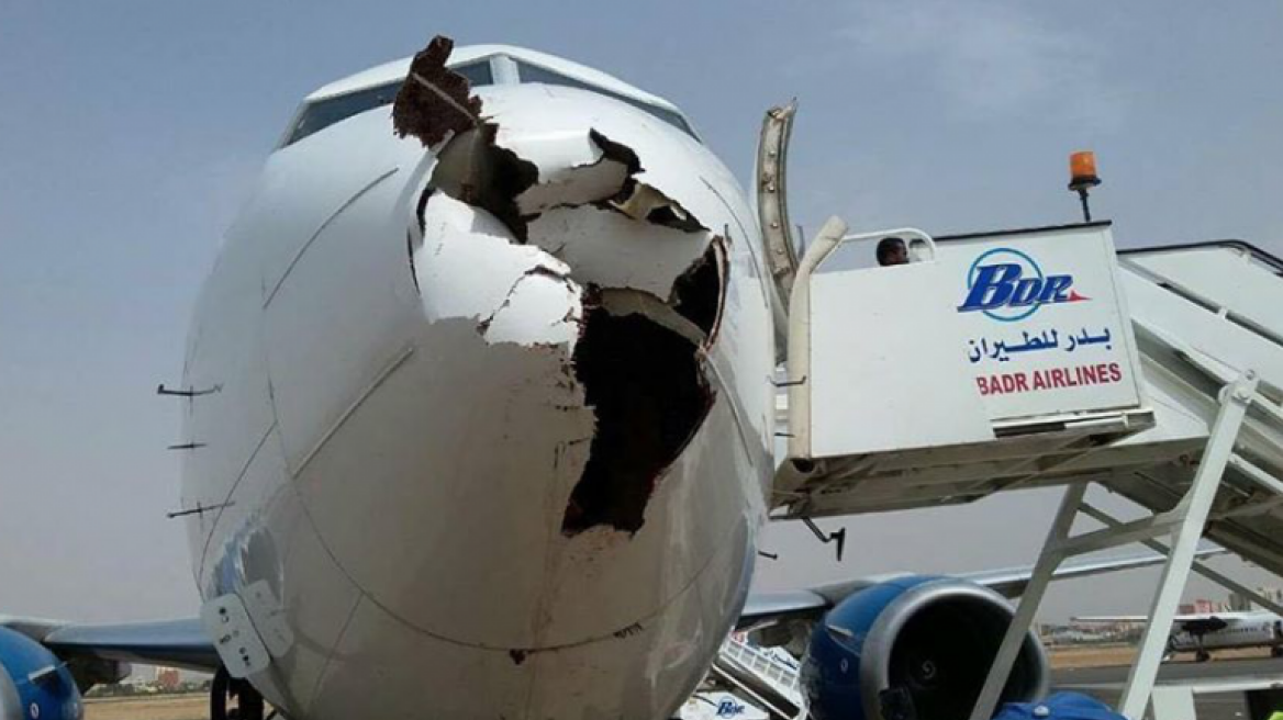 Εντυπωσιακές φωτογραφίες: Αεροσκάφος στο Σουδάν δέχτηκε «επίθεση» από πουλί 