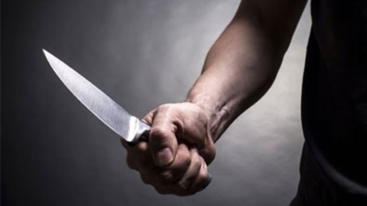 Αγρίνιο: Έπεσε πάνω στο μαχαίρι που κρατούσε ο γιος του!