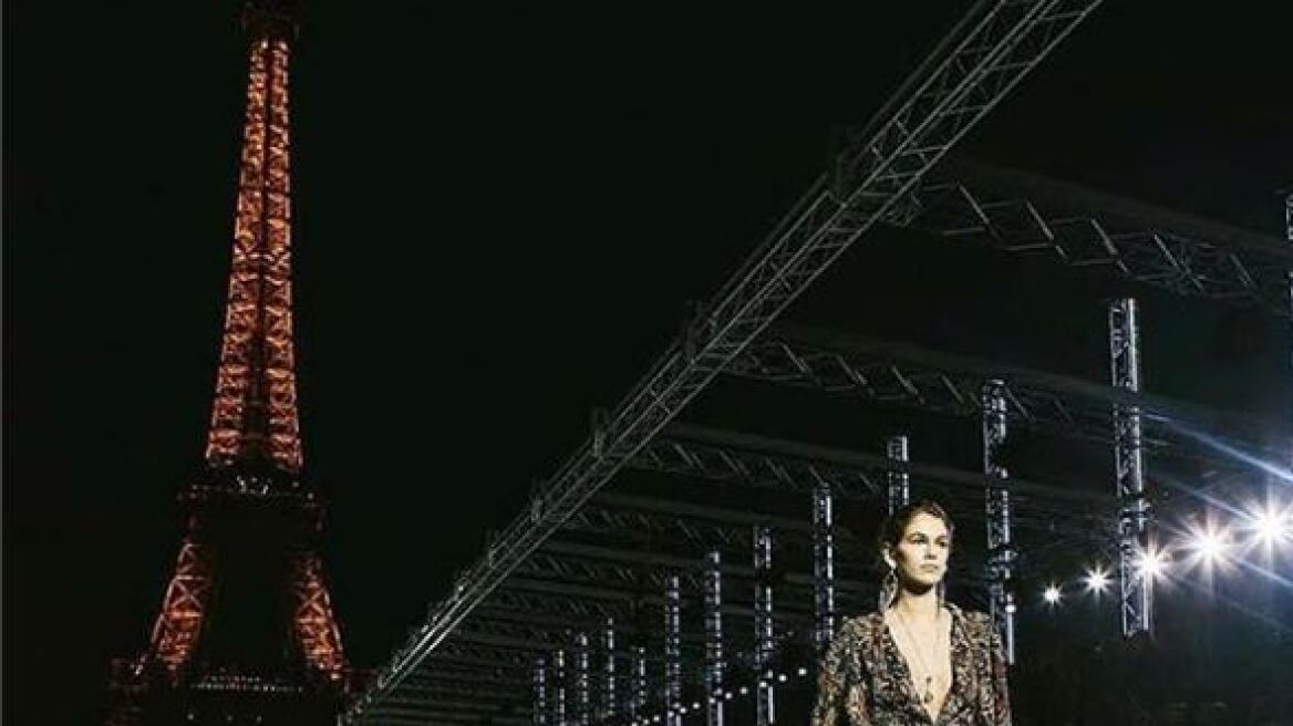 Yves Saint Laurent: Ένα σόου βγαλμένο από παραμύθι κάτω από τον Πύργο του Άιφελ 