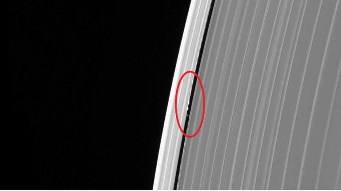 A spacecraft on a suicide mission photographed something mysterious right before it crashed (PHOTOS)