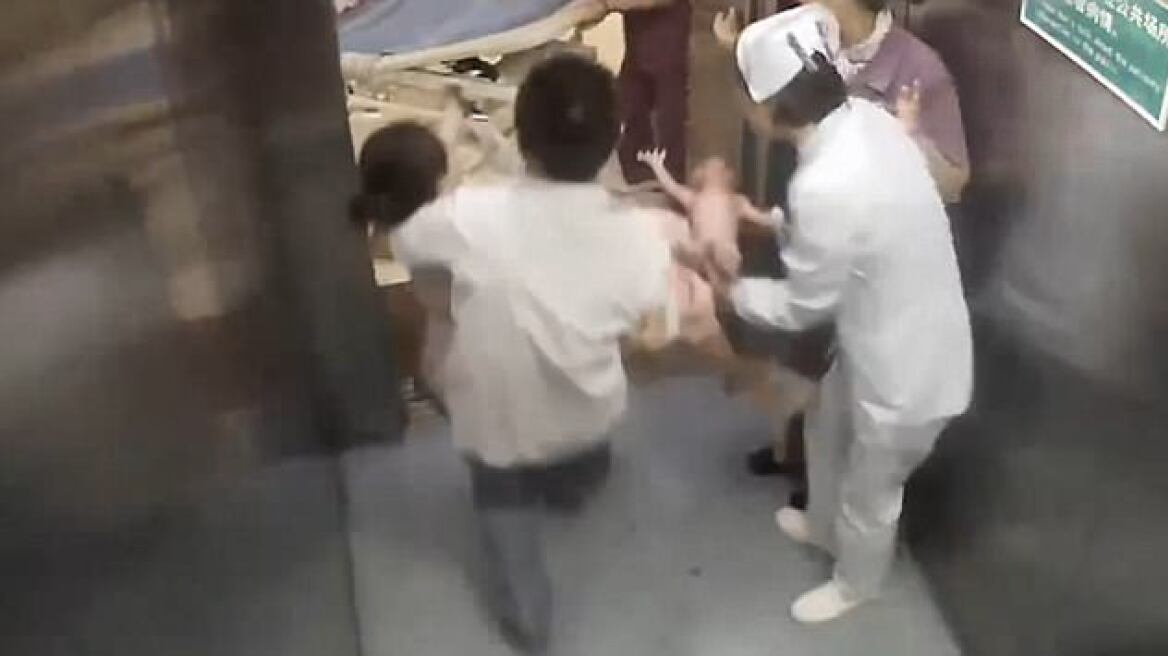 Βίντεο: Το μωρό... βιαζόταν και γεννήθηκε στο ασανσέρ! 