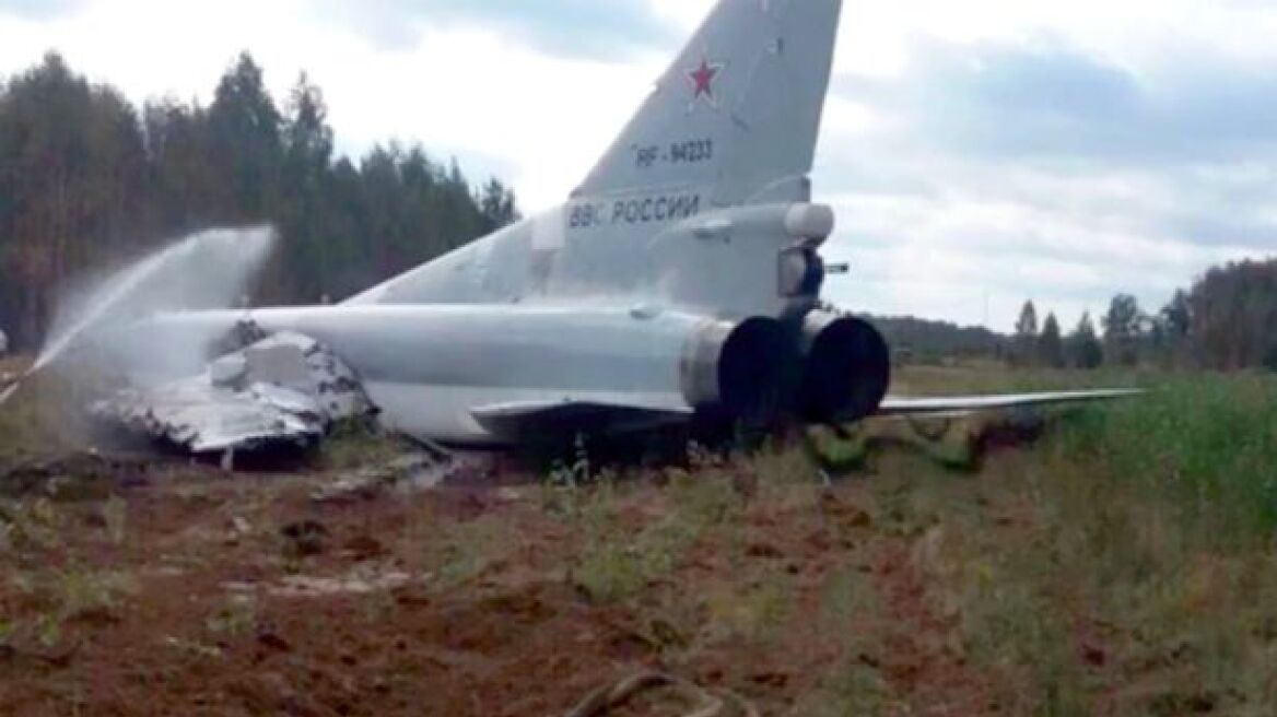 Βίντεο: Ρωσικό βομβαρδιστικό διακόπτει τη διαδικασία απογείωσης και συντρίβεται σε δέντρα