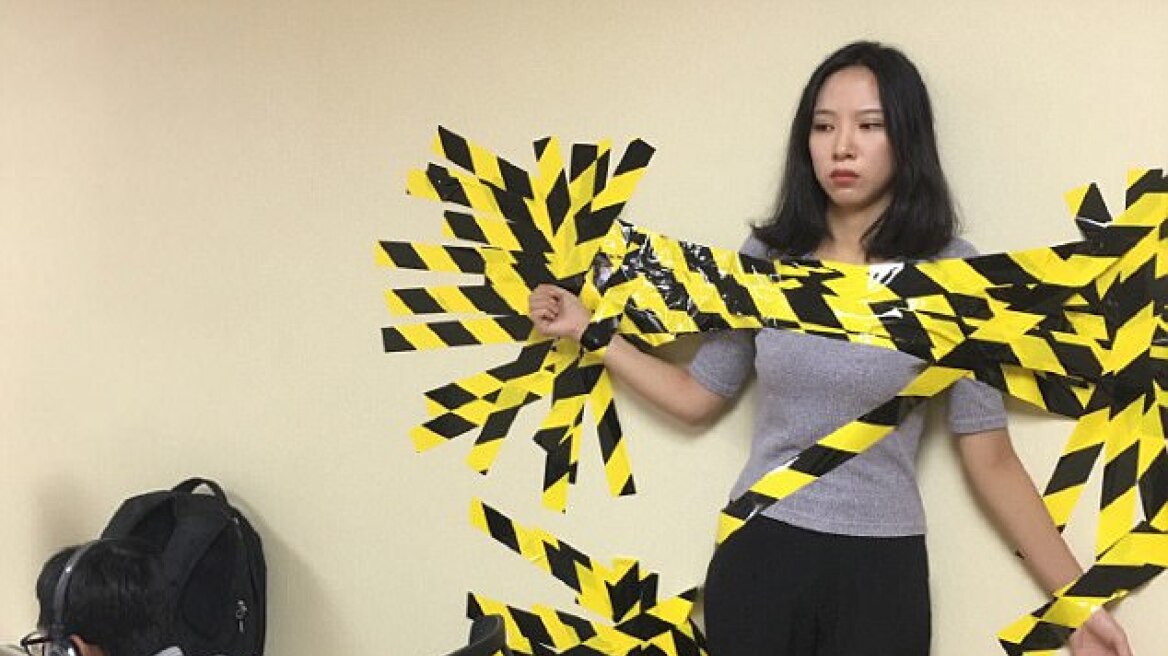 Κίνα: Την κόλλησαν στον τοίχο με ταινία επειδή πήρε κλήση γιατί δεν φορούσε ζώνη