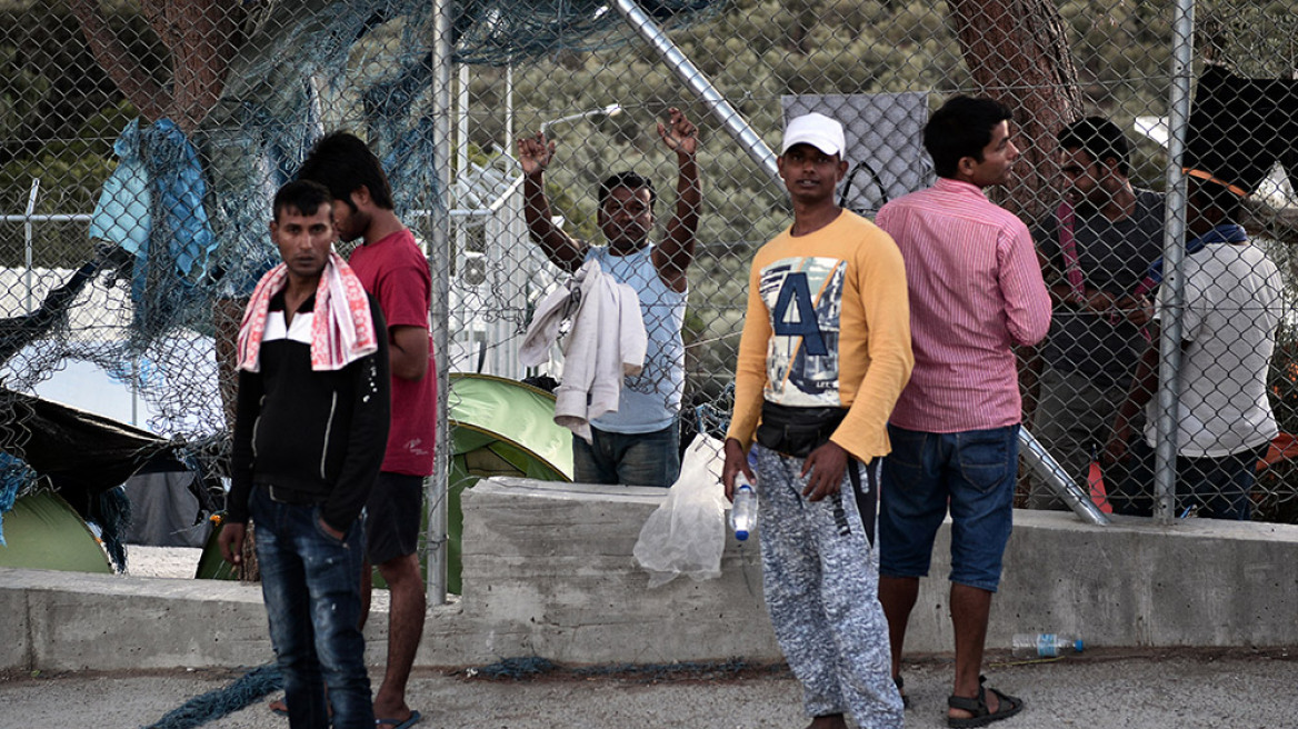 Guardian: Η δραματική κατάσταση με τους μετανάστες στα νησιά θυμίζει το 2015