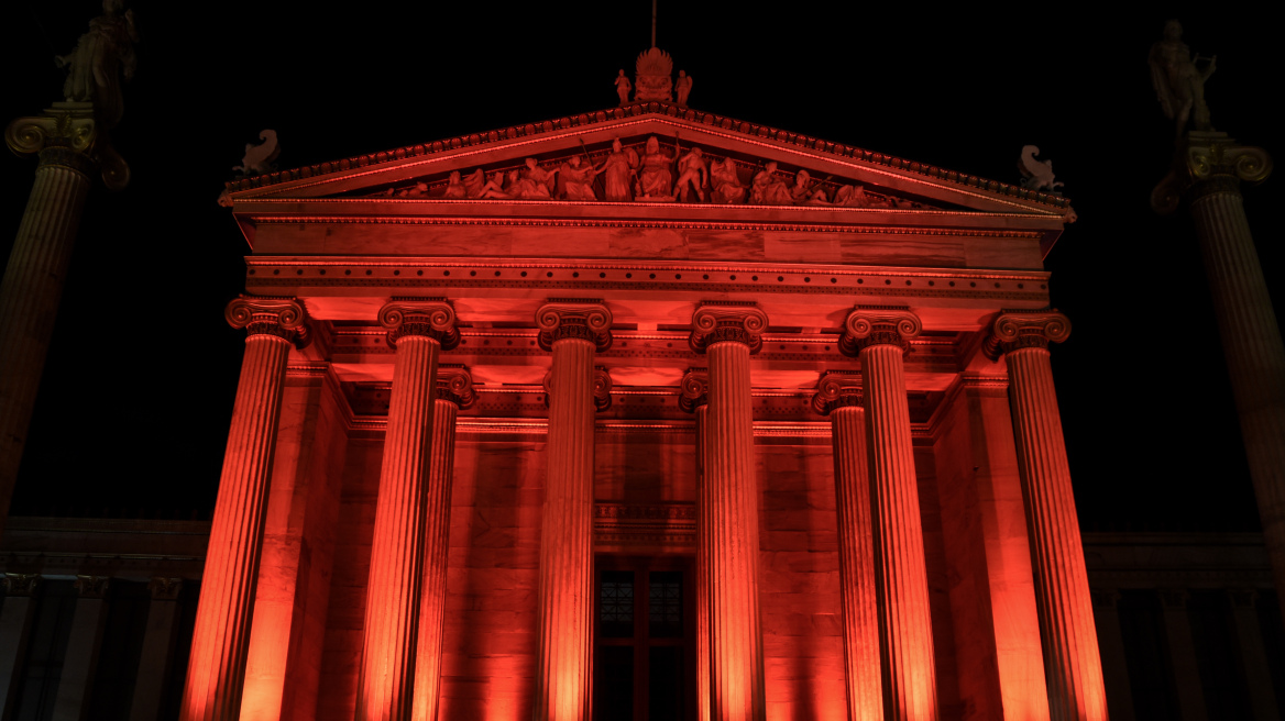 Φωτογραφίες: Στο κόκκινο φωταγωγήθηκε το ιστορικό κτίριο της Ακαδημίας Αθηνών
