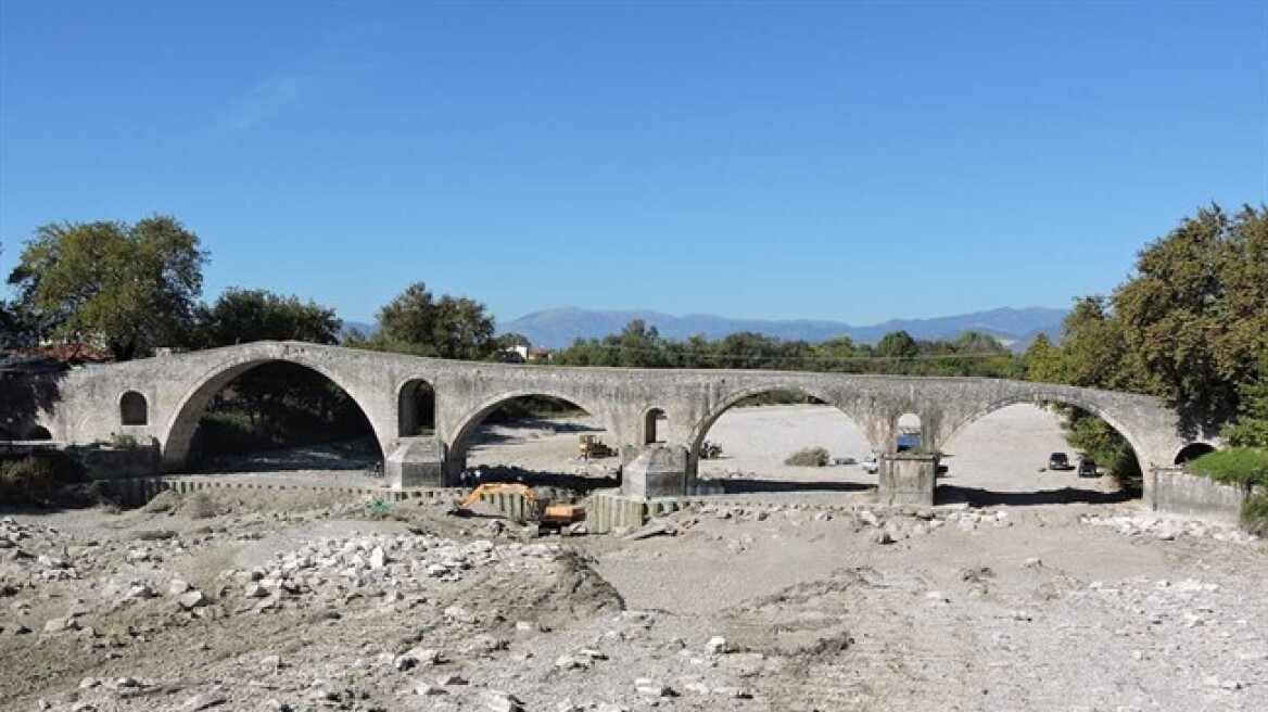 «Ξανανιώνει» το ιστορικό γεφύρι της Άρτας: Σε εξέλιξη το έργο συντήρησης