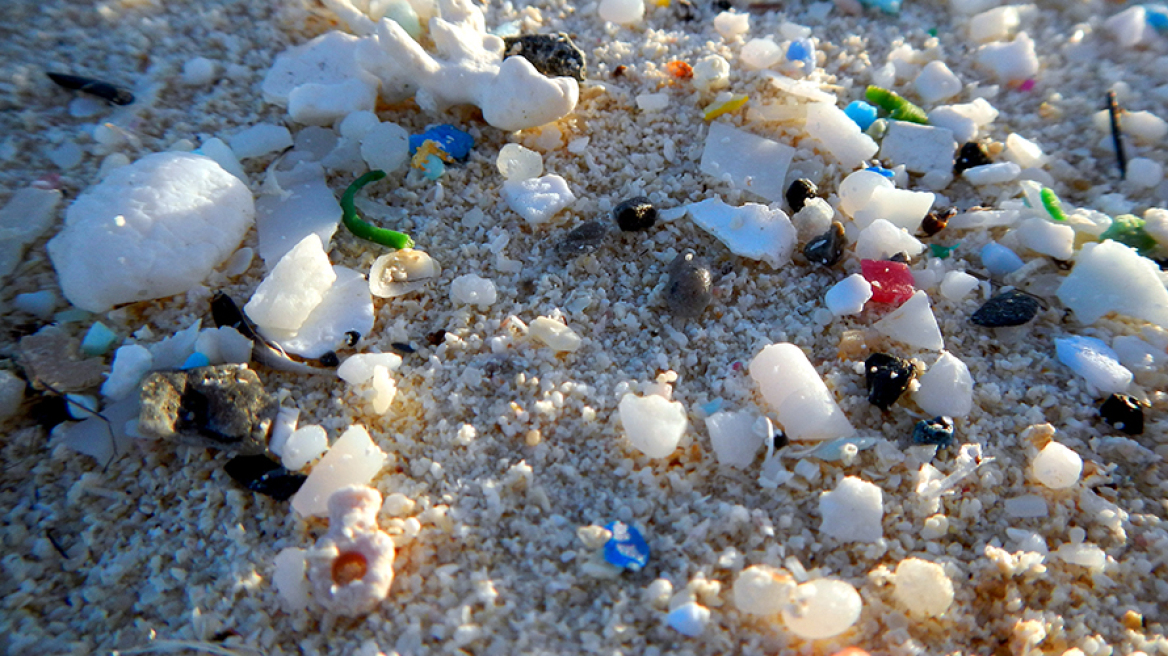 Τα μικροπλαστικά απορρίμματα κυριαρχούν στις παραλίες των νησιών της Μεσογείου