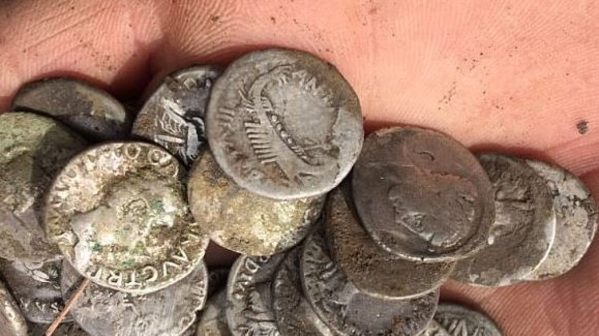 «Κυνηγός» θησαυρών ανακάλυψε σπάνια νομίσματα της εποχής του Μάρκου Αντώνιου