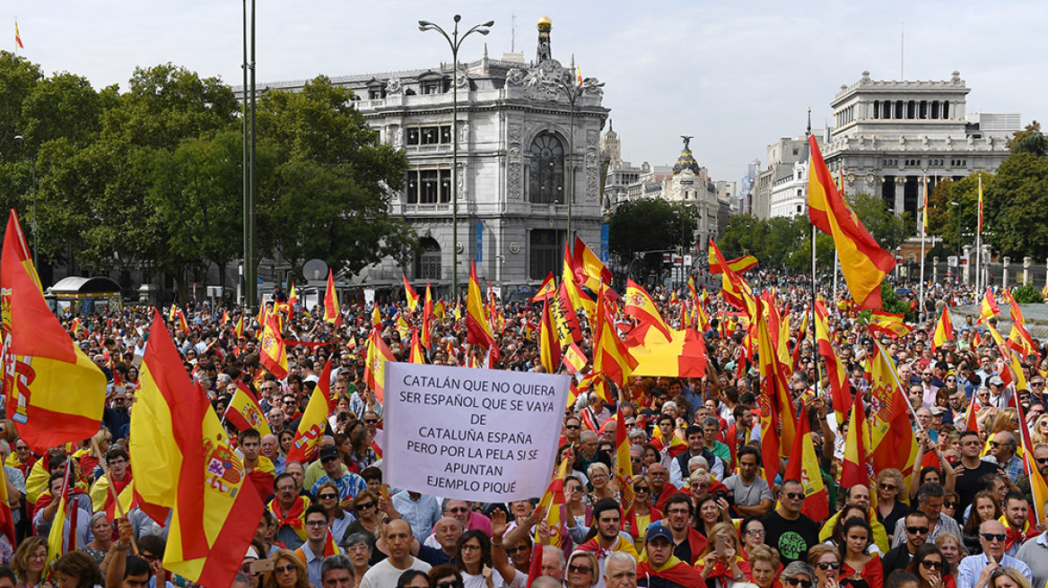 Καταλονία: Μάχη με το χρόνο δίνει η Μαδρίτη για να κλείσει τα «παράνομα» εκλογικά κέντρα