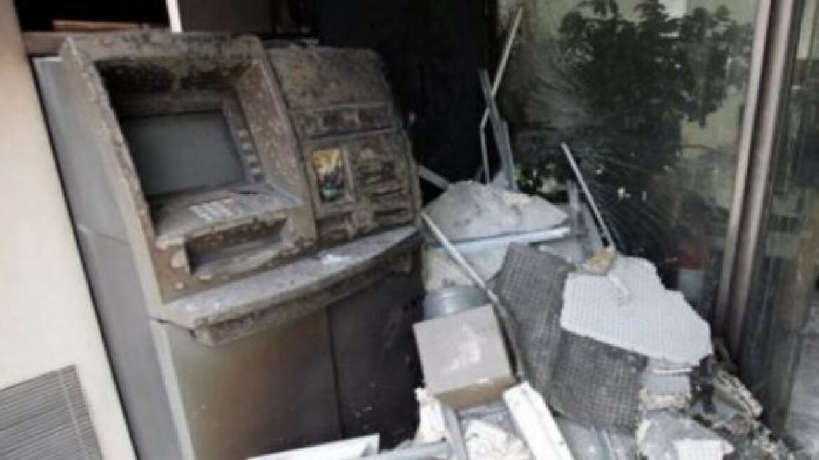 Ερέτρια: Στο «πόδι» ολόκληρη γειτονιά - Ανατίναξαν ATM και εξαφανίστηκαν με άγνωστο ποσό 