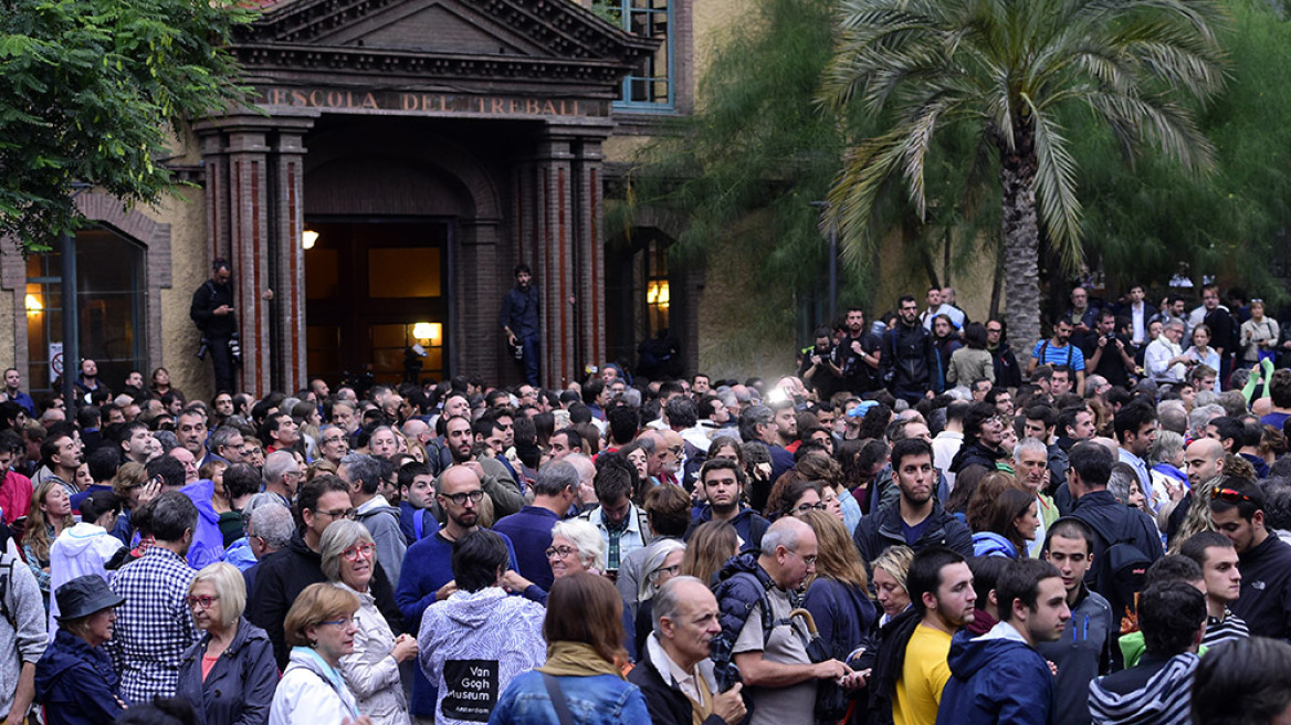 Η ώρα της κρίσεως έφτασε: Ουρές των Καταλανών έξω από τα εκλογικά κέντρα παρά την απαγόρευση