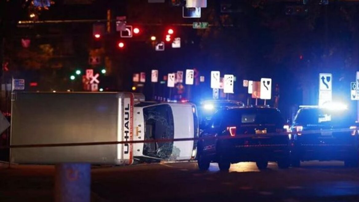 Terrorist attack in Canada as man attempts to run over pedestrians with van (photos-videos)