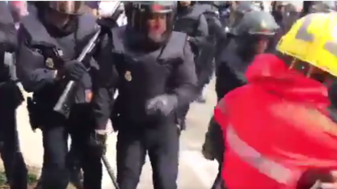 Βίντεο: Ισπανοί αστυνομικοί χτυπούν βάναυσα Καταλανούς πυροσβέστες