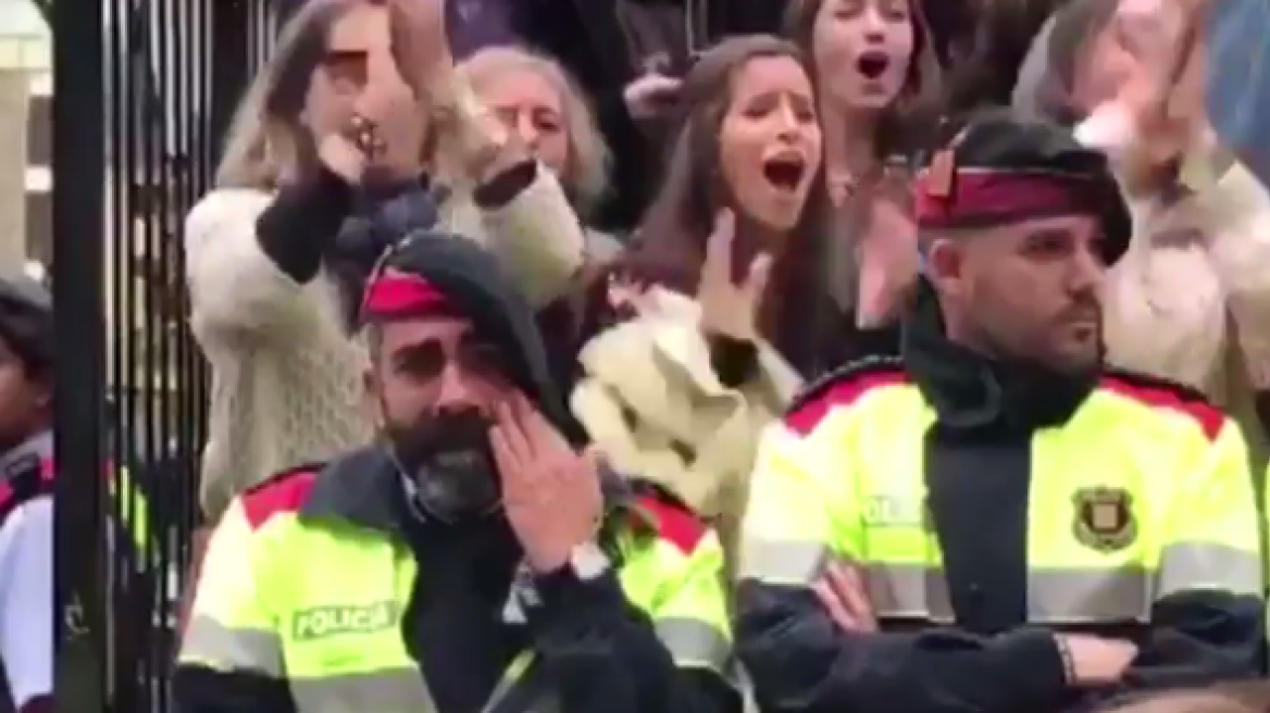 Βίντεο: Καταλανοί αστυνομικοί ξεσπούν σε κλάματα ενώ προστατεύουν διαδηλωτές