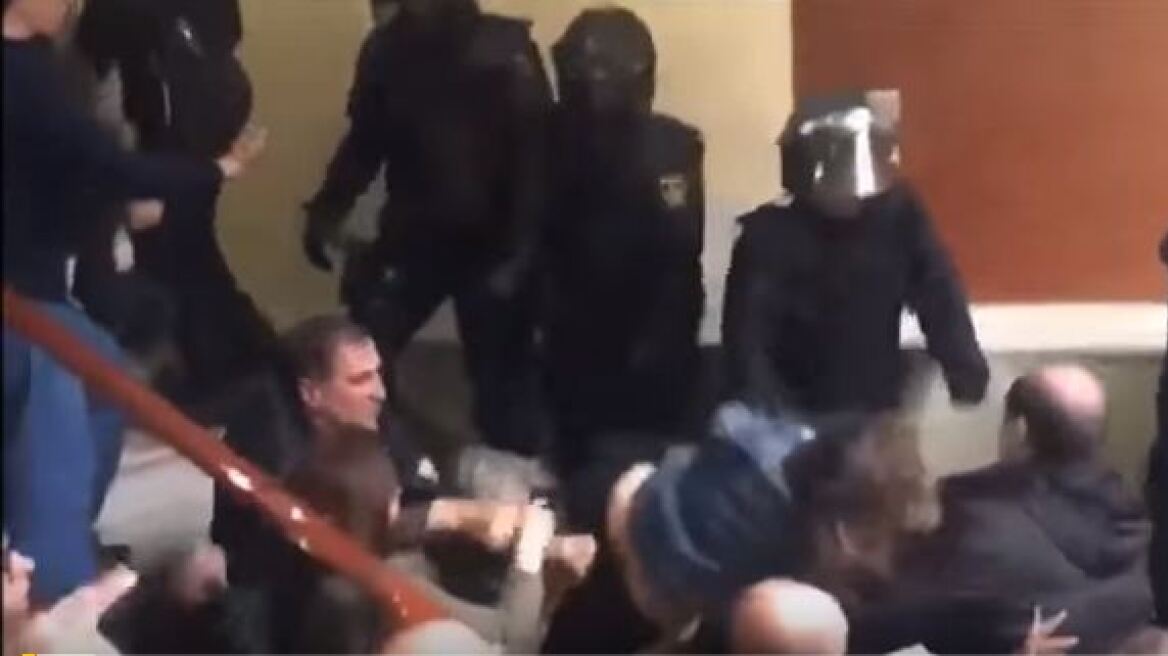 Καταλονία: Εισβολή της Αστυνομίας σε εκλογικά κέντρα-Επεισόδια με ψηφοφόρους 