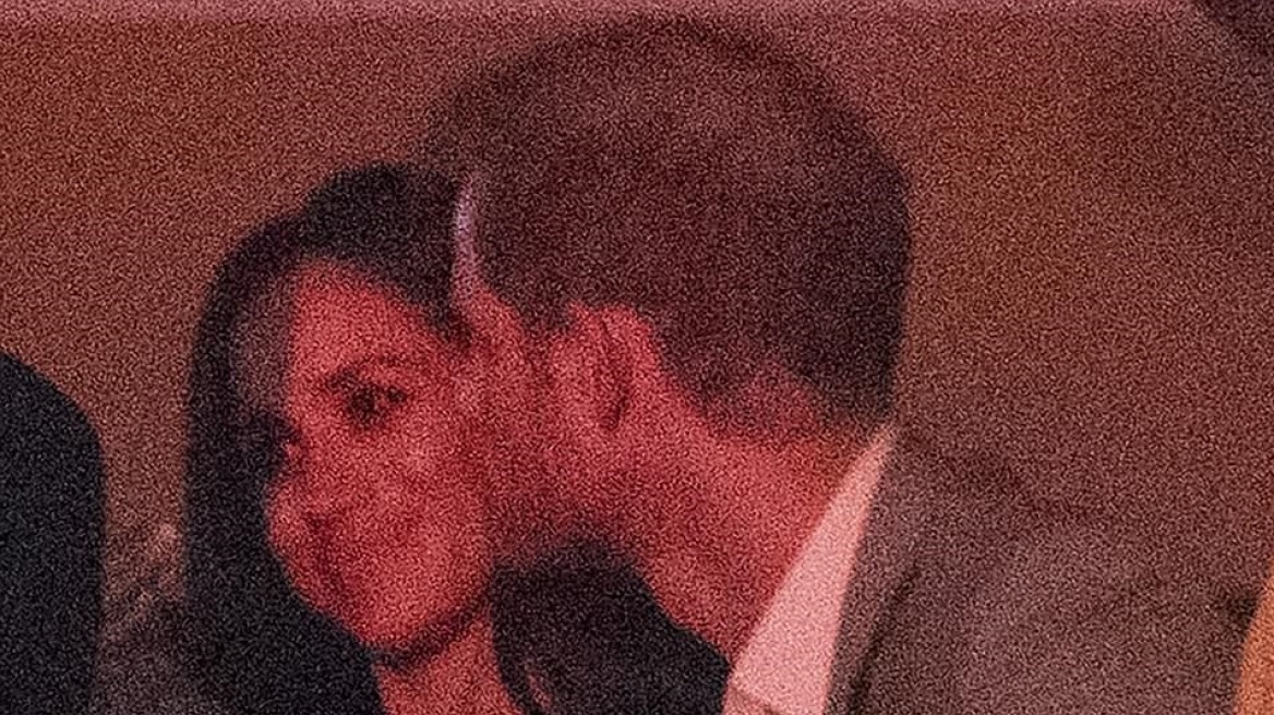 Το τρυφερό φιλί του πρίγκιπα Χάρι στην Μέγκαν Μαρκλ μπροστά στο φακό 