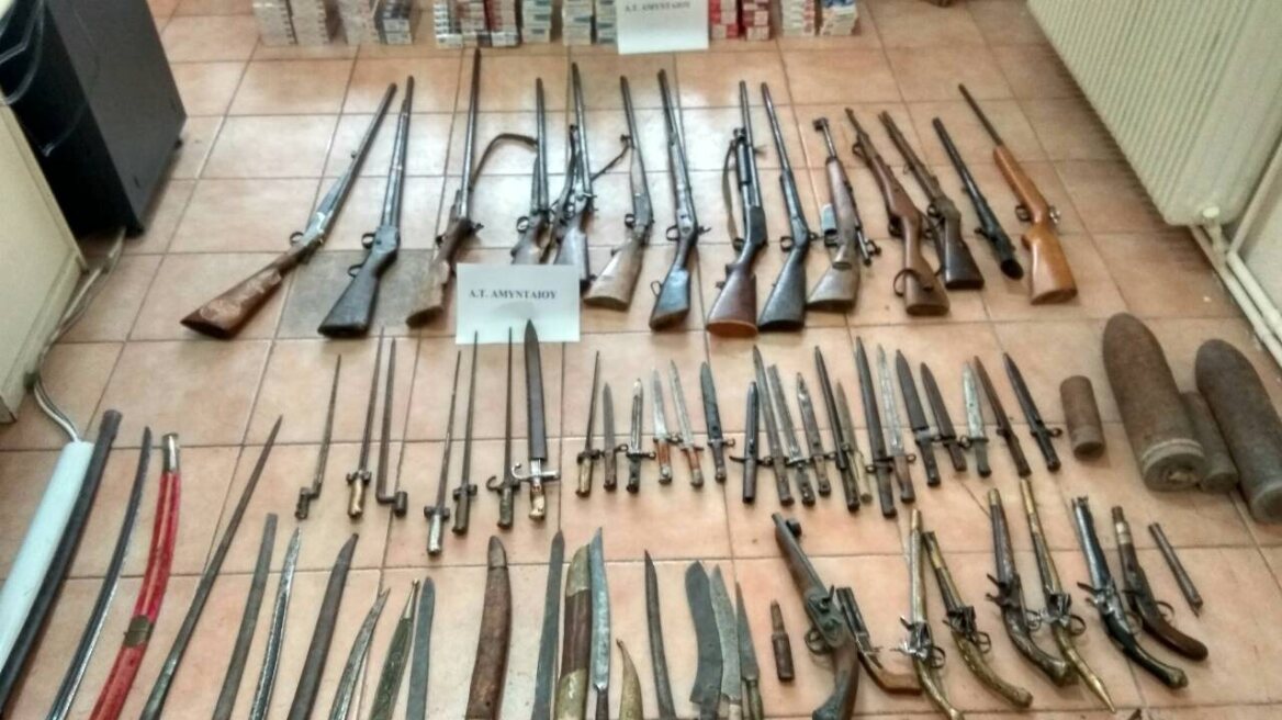 Φλώρινα: Κατασχέθηκε οπλοστάσιο με 26 όπλα, 26 ξιφολόγχες και 19 σπαθιά!