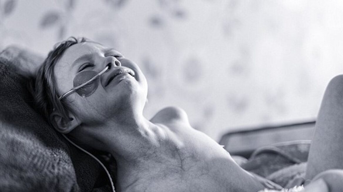 Ο πατέρας που φωτογράφισε την κόρη του να πεθαίνει από καρκίνο εξομολογείται τι έζησε