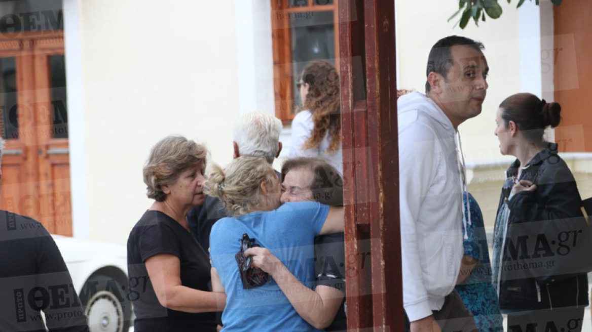 Φωτογραφίες: Τα δάκρυα χαράς της μητέρας του Λεμπιδάκη μετά την απελευθέρωσή του 