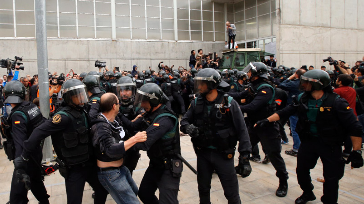 Καταλονία: Το ματωμένο δημοψήφισμα άφησε πίσω του 893 τραυματίες  