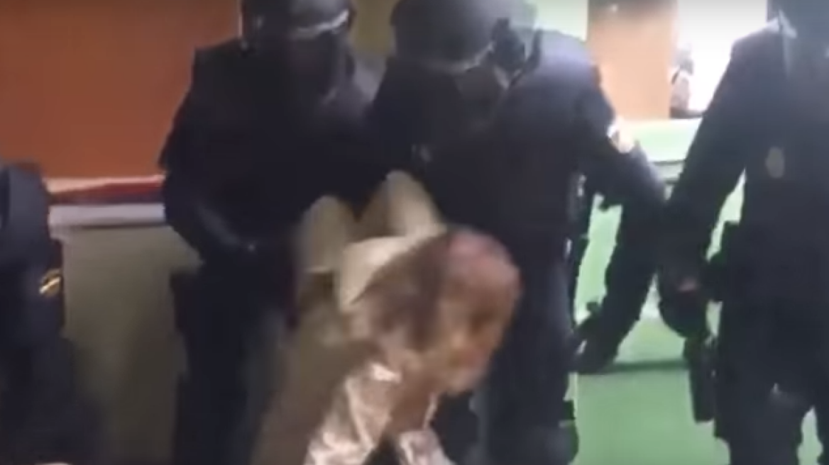 Καταγγελία σοκ από Καταλονία: Αστυνομικοί μού έσπασαν τα δάχτυλα ένα-ένα