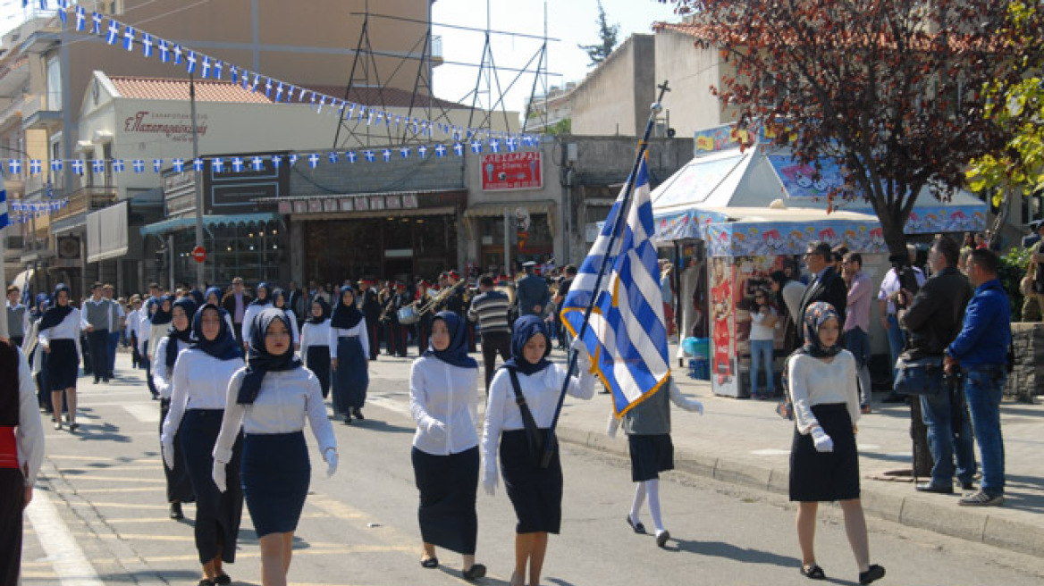 Παρέλαση μαθητριών μόνο με μαντίλες για πρώτη φορά στην Ξάνθη