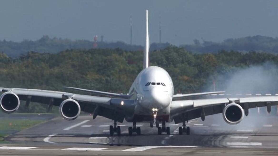 Airbus A380 γίνεται «φτερό στον άνεμο» στο αεροδρόμιο του Ντίσελντορφ