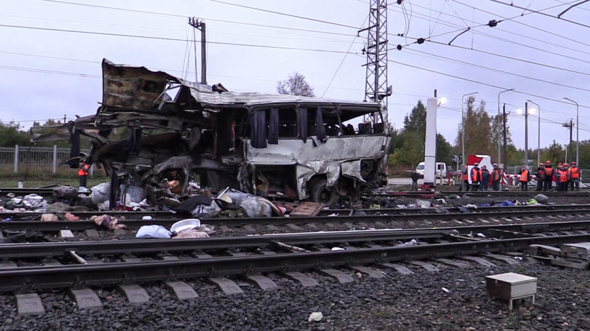 Τραγωδία στη Ρωσία: 16 νεκροί όταν λεωφορείο ακινητοποιήθηκε σε γραμμές τρένου