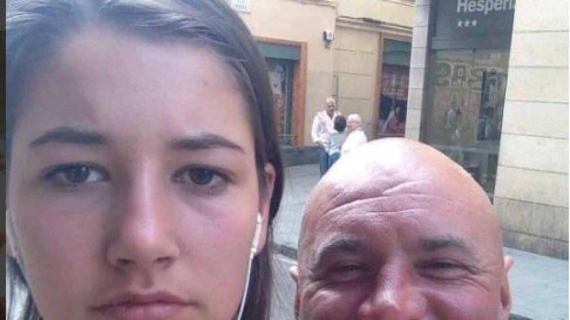 Νεαρή βγάζει selfies με τους άνδρες που την παρενοχλούν και στέλνει ένα ηχηρό μήνυμα