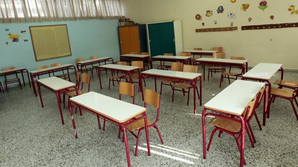 Unstable primary school teacher locks students inside classroom, starts throwing books at them