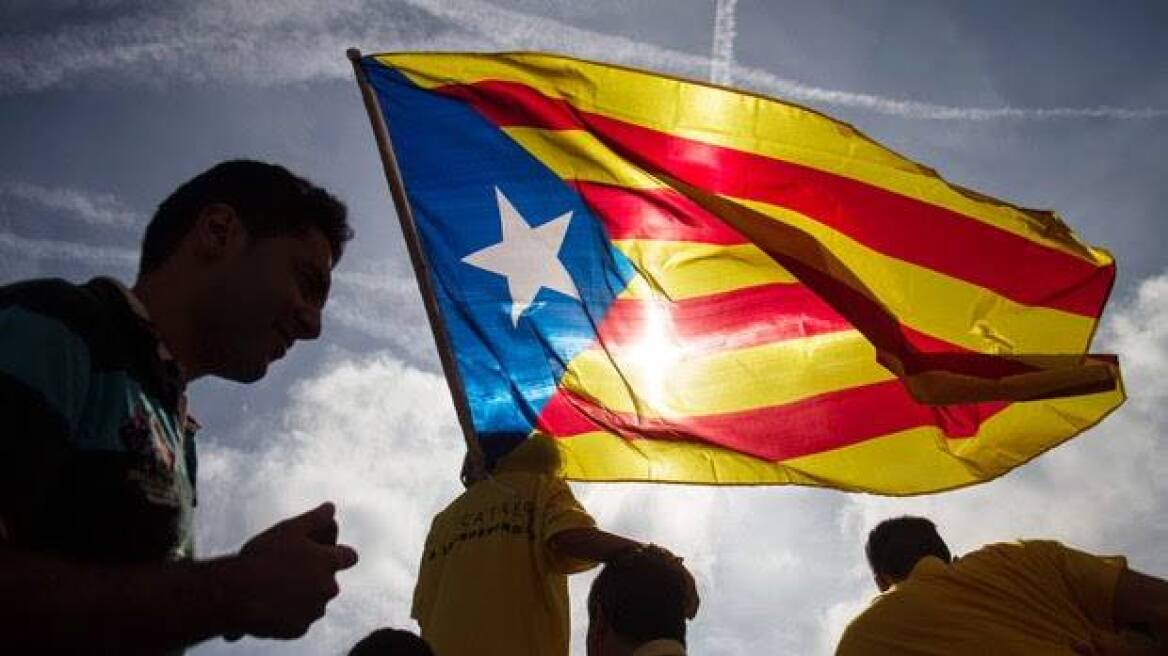 Οι Ισπανοί υψώνουν την γροθιά τους κατά της καταλανικής ανεξαρτησίας