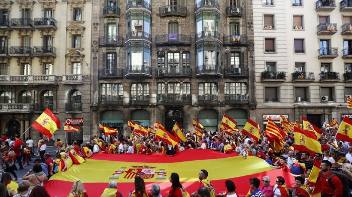 «Ζήτω η Καταλονία! Ζήτω η Ισπανία!» φώναξαν εκατοντάδες χιλιάδες διαδηλωτές στη Βαρκελώνη